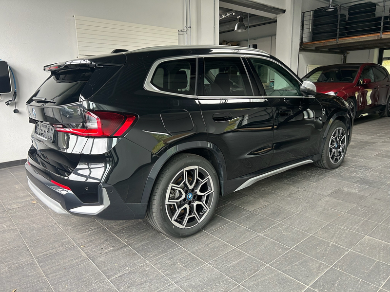 BMW iX1 30 xDrive xLine Leder Vernasca_Panoramadach_HarmanKard_Headup — photo 5
