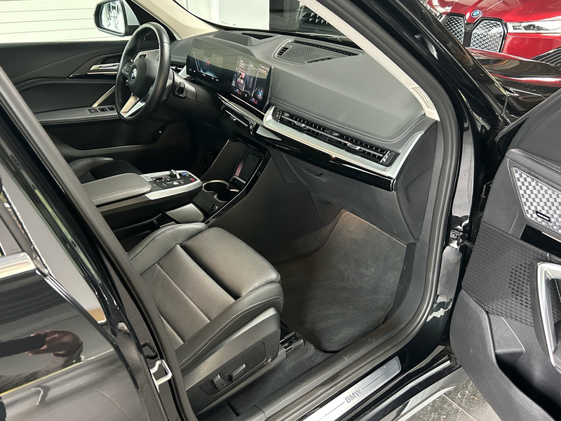 BMW iX1 30 xDrive xLine Leder Vernasca_Panoramadach_HarmanKard_Headup — photo 13