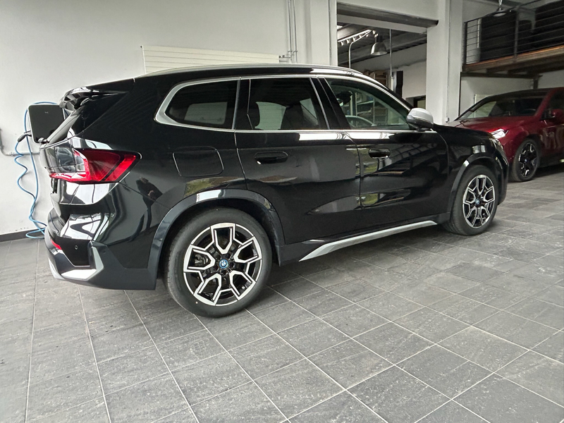 BMW iX1 30 xDrive xLine Leder Vernasca_Panoramadach_HarmanKard_Headup — photo 4
