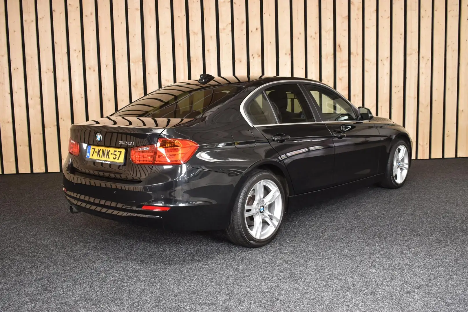 BMW 320 3-serie 320i Executive 147dkm 18" Automaat 2e eig. Zwart - 2