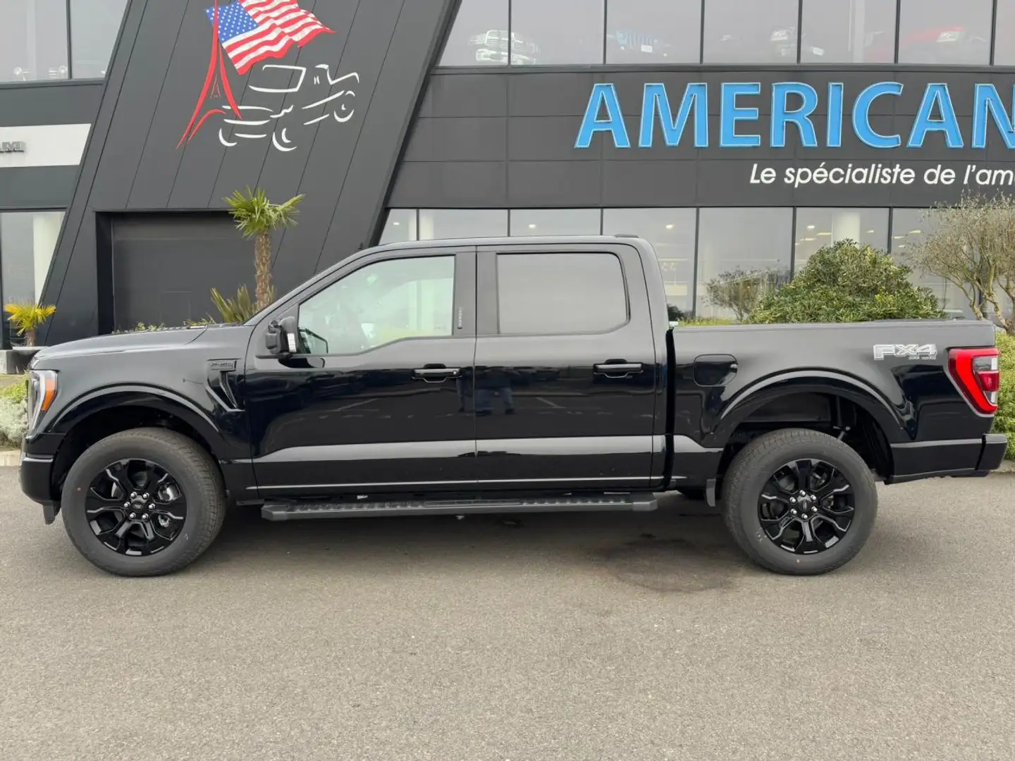Ford F 150 Supercrew LARIAT Black Package V8 5.0L FLEXFUEL Schwarz - 2