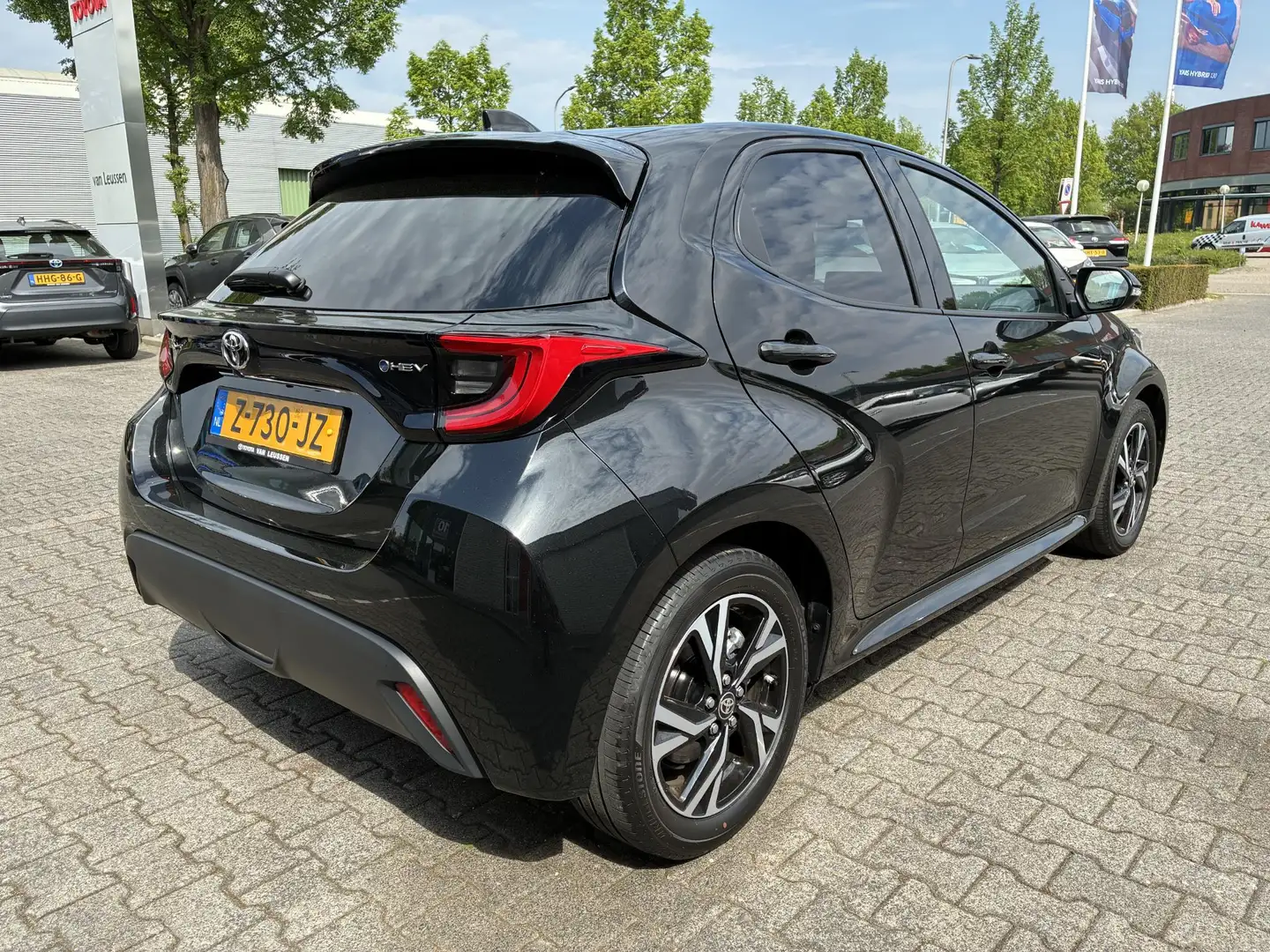 Toyota Yaris Hybrid 115 FIRST EDITION FACELIFT NAVI KEYLESS CLI Zwart - 2
