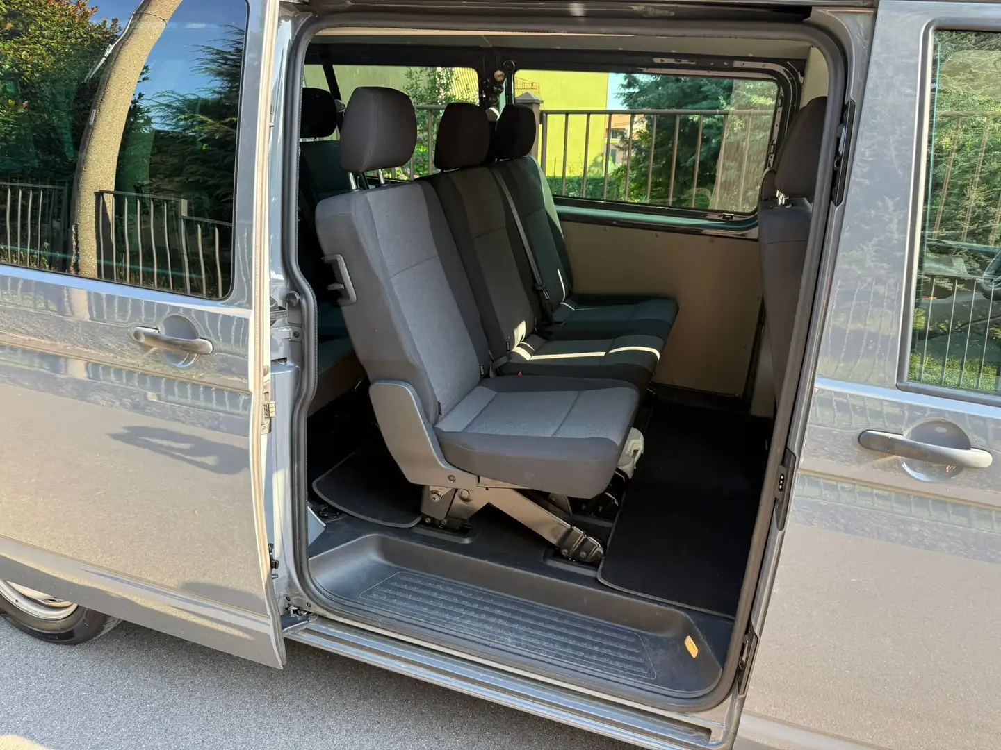 Volkswagen T6 Transporter Kombi passo lungo 9 posti Grigio - 2