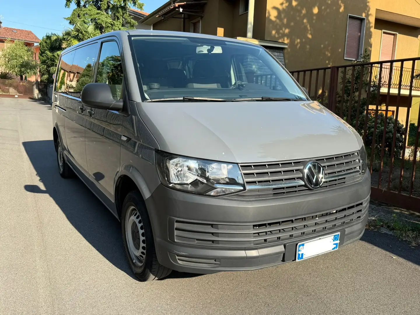 Volkswagen T6 Transporter Kombi passo lungo 9 posti Grigio - 1