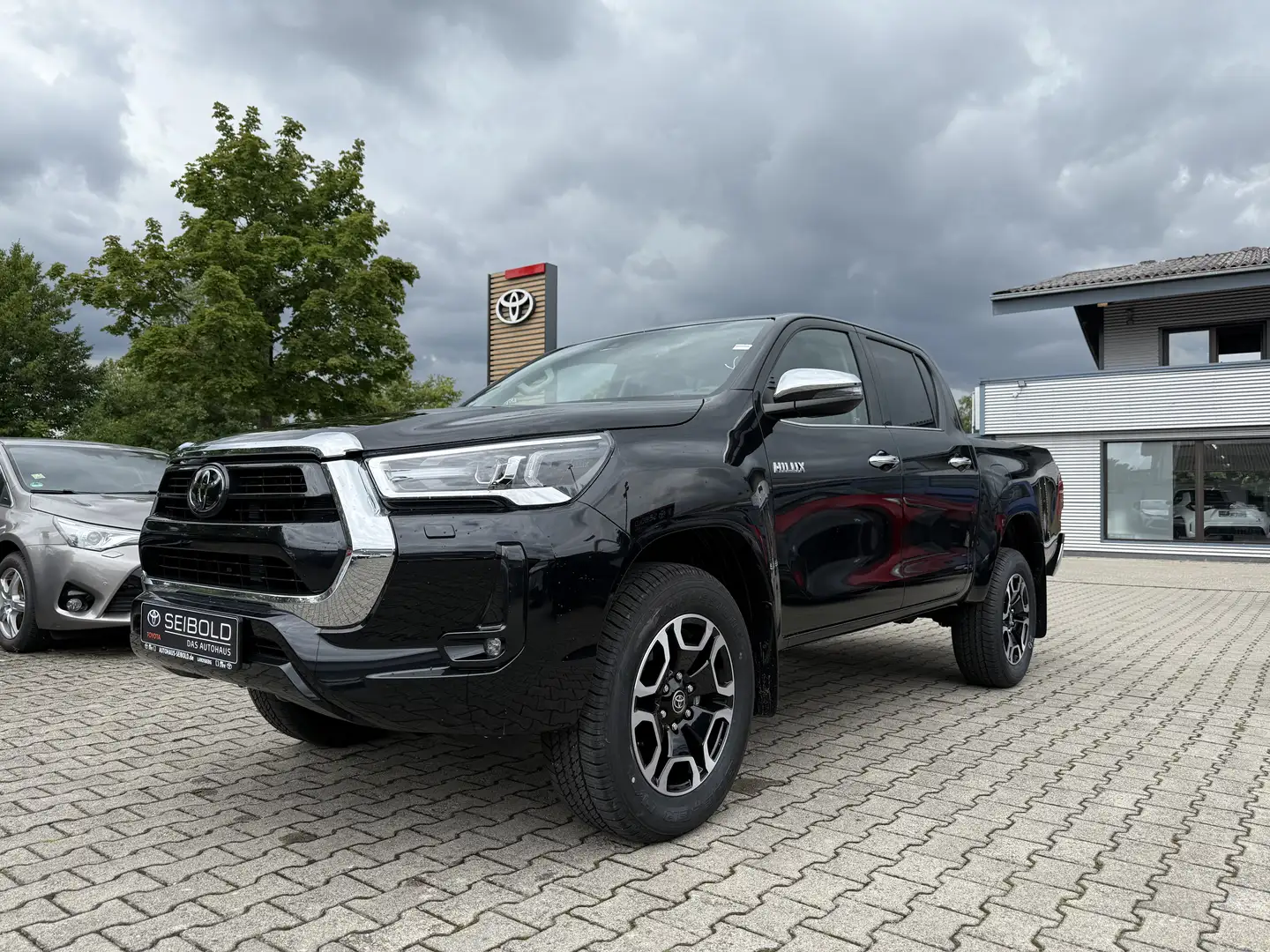 Toyota Hilux Double Cab Executive 4x4 Schwarz - 1
