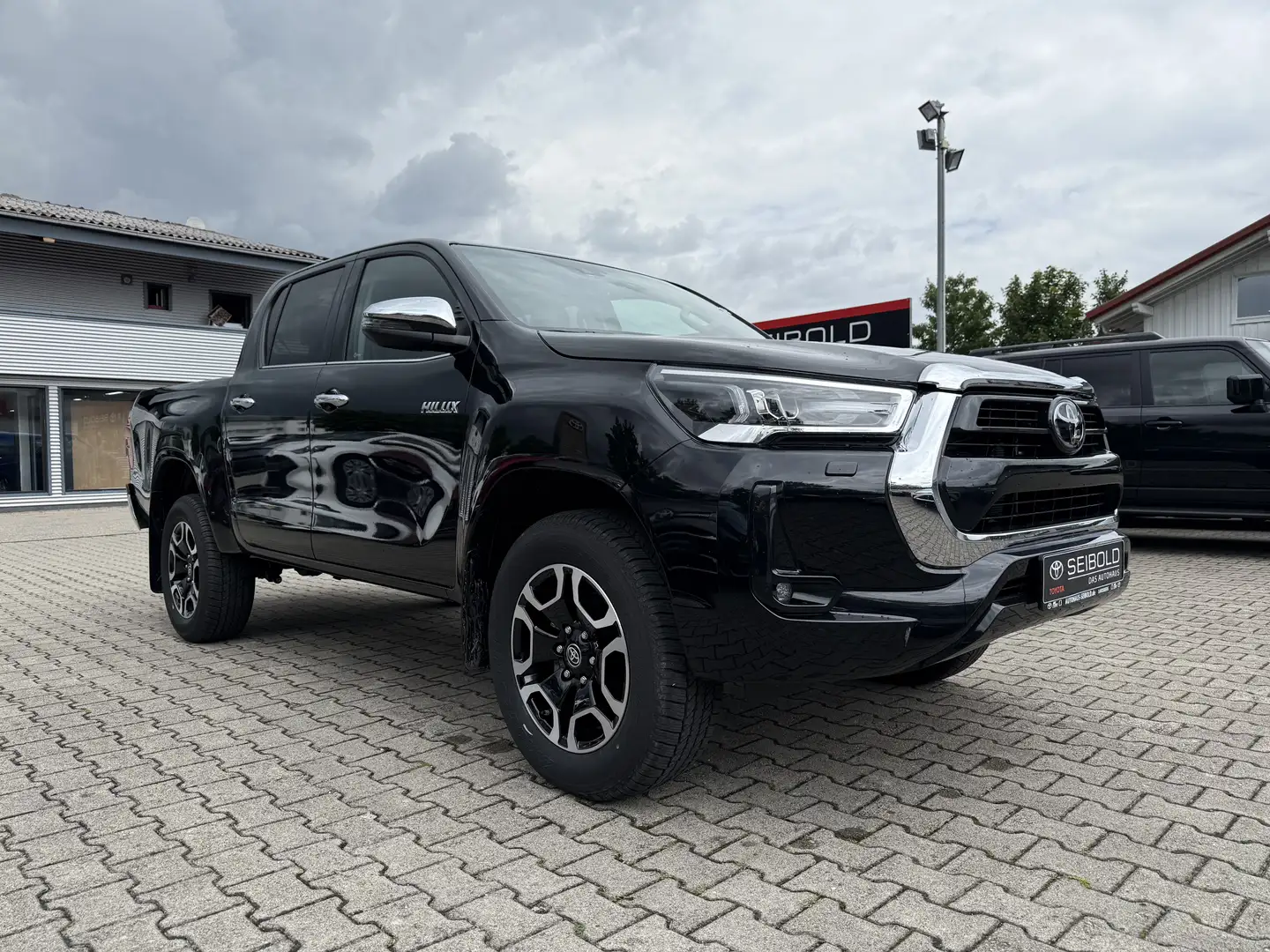 Toyota Hilux Double Cab Executive 4x4 Schwarz - 2