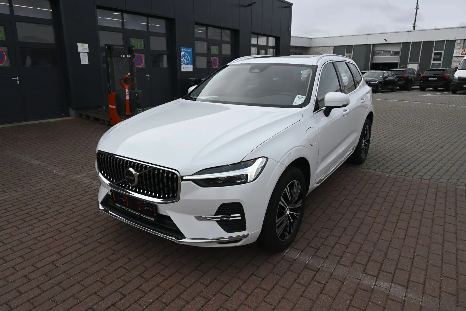 Volvo XC60 T6 Inscription PHEV AWD*AHK*RFK*H&K*STHZG* Weiß - 2
