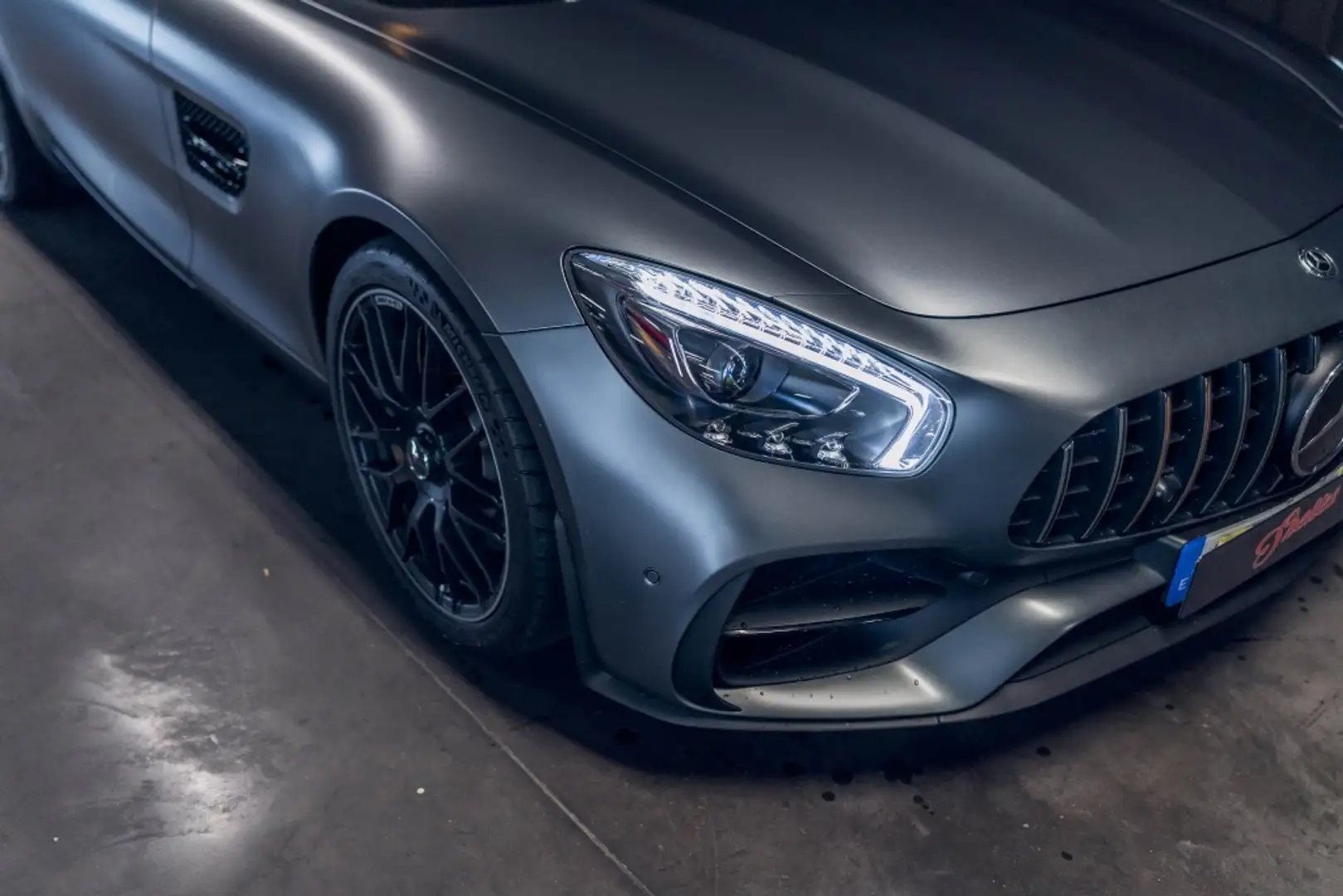 Mercedes-Benz AMG GT Coupé Grau - 2
