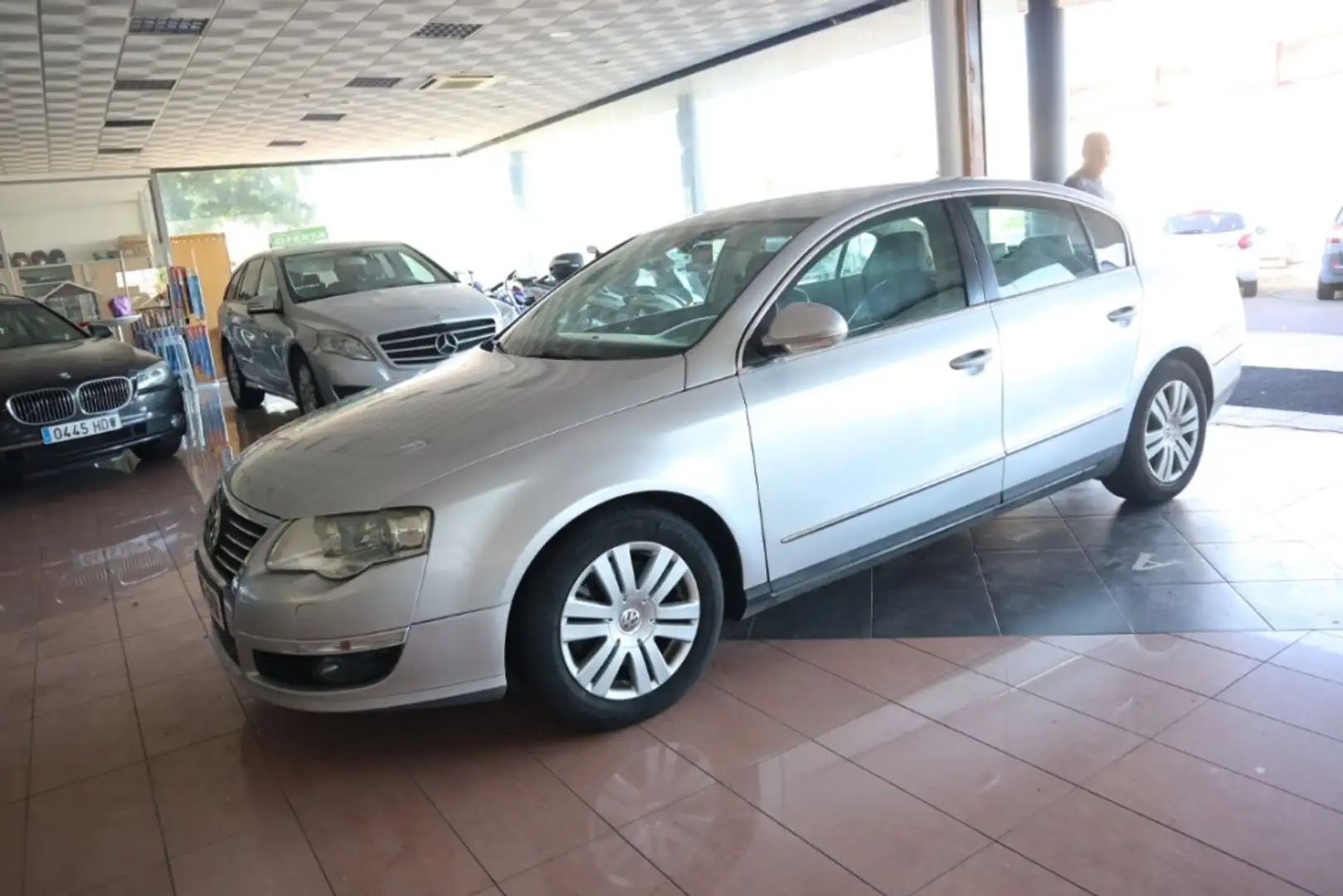 Volkswagen Passat 2.0TDI CR Highline Gris - 1