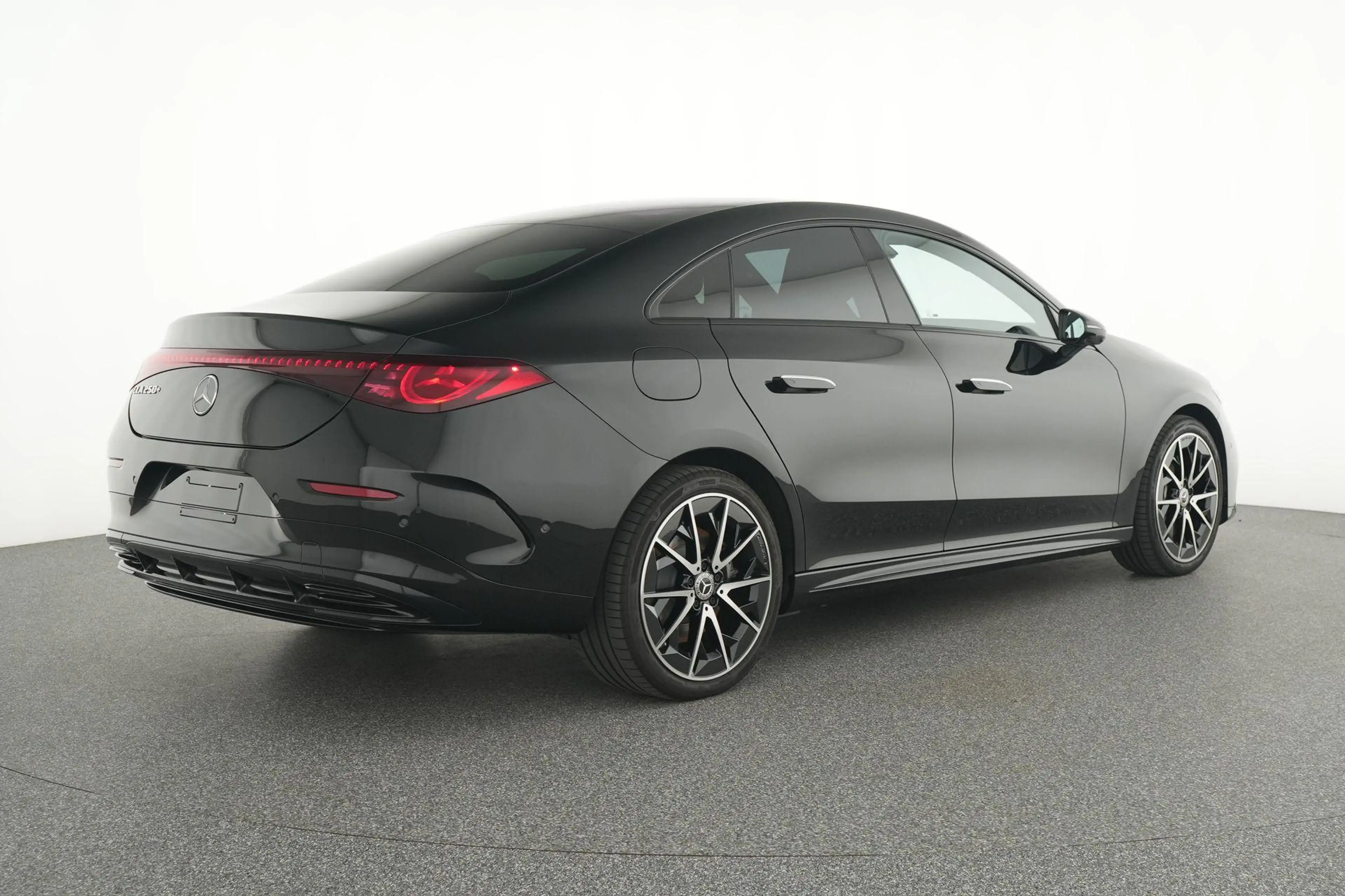Mercedes-Benz CLA 250 + AMG Line — photo 4