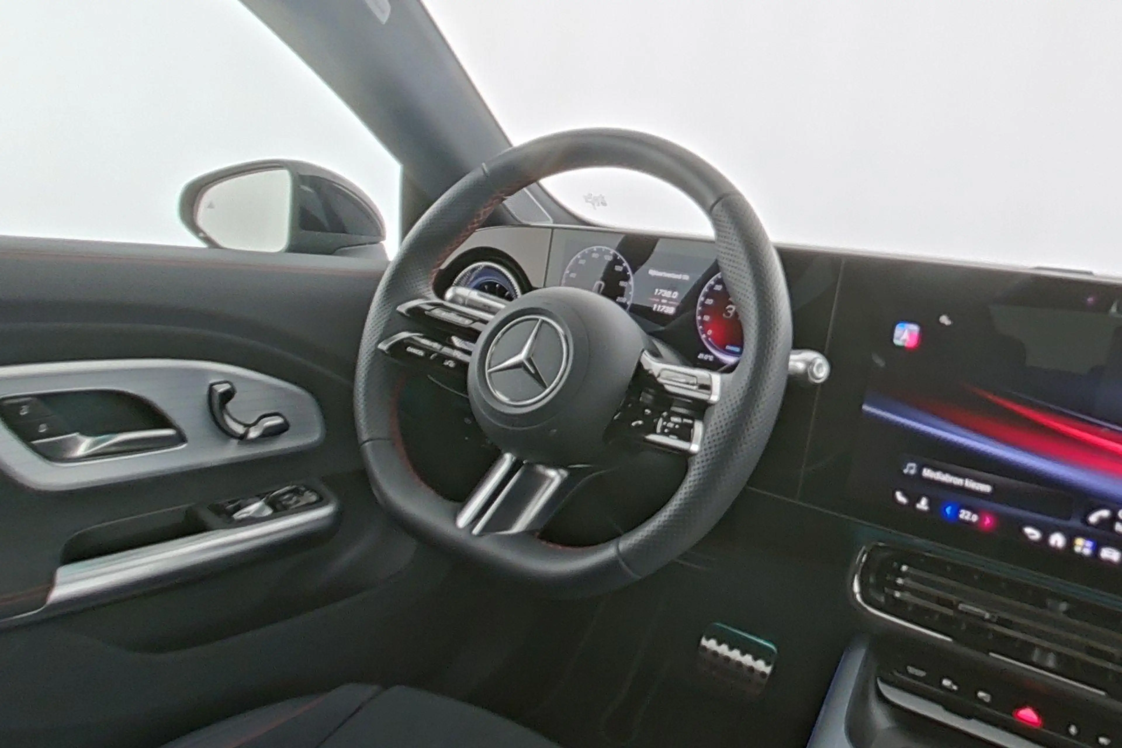 Mercedes-Benz CLA 250 + AMG Line — photo 13