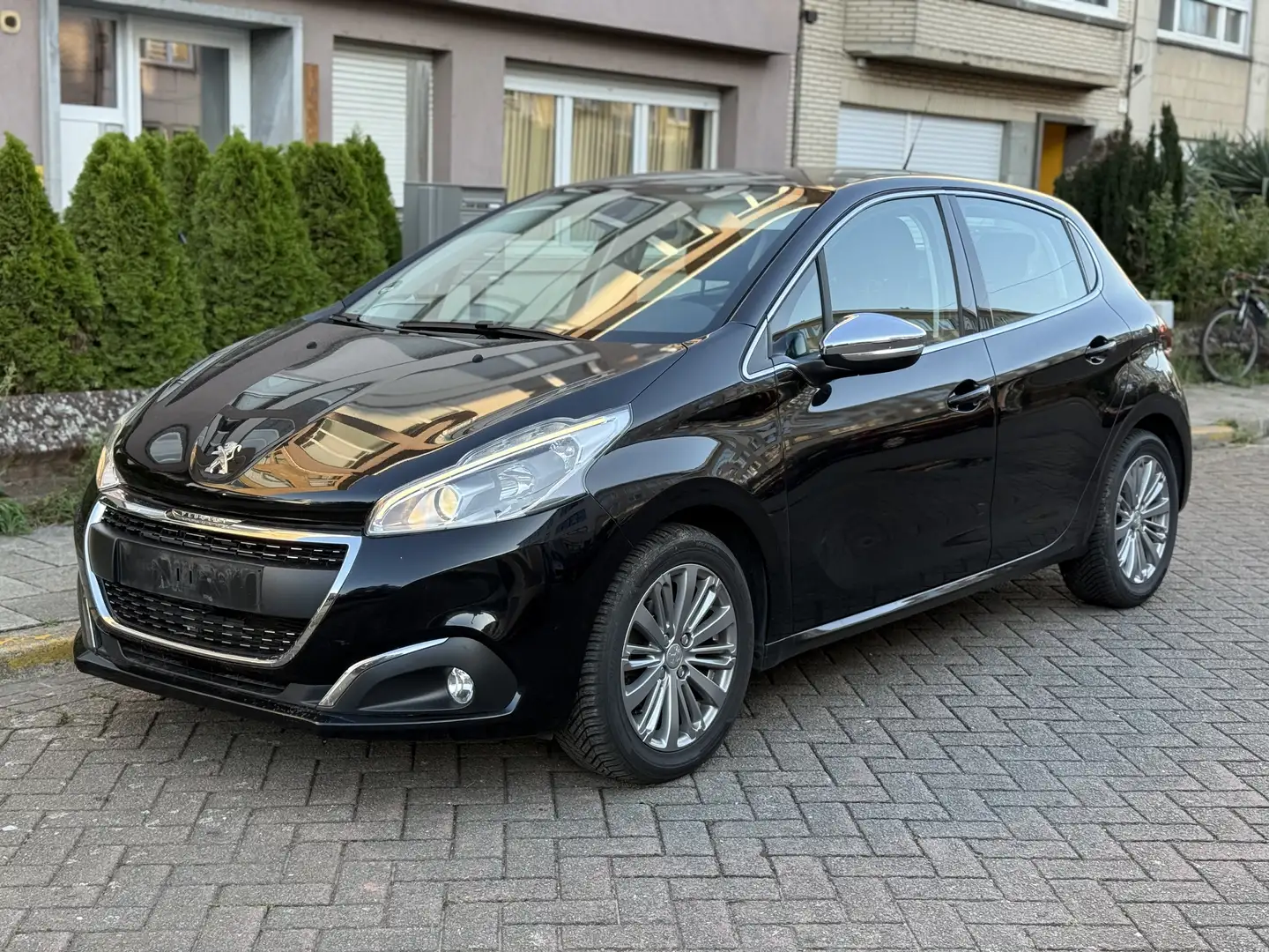 Peugeot 208 1.2 benzine automaat 67163 km Nero - 1