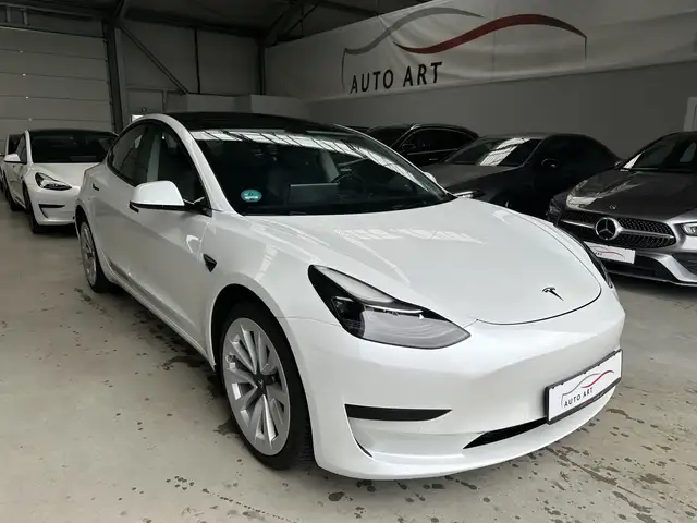 Tesla Model 3 Basis RWD AMD Ryzen Wärmepumpe Subwoofer