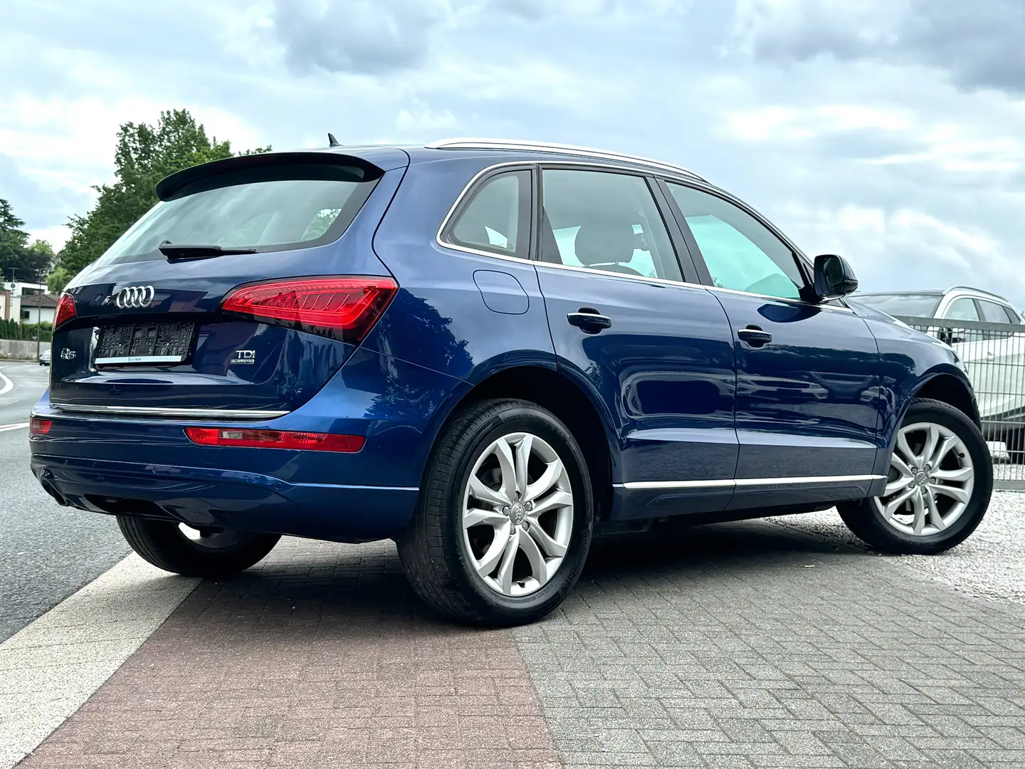 Audi Q5 2.0 TDI quattro AHK Keyless Nav BiXenon Unfallfrei Blauw - 2