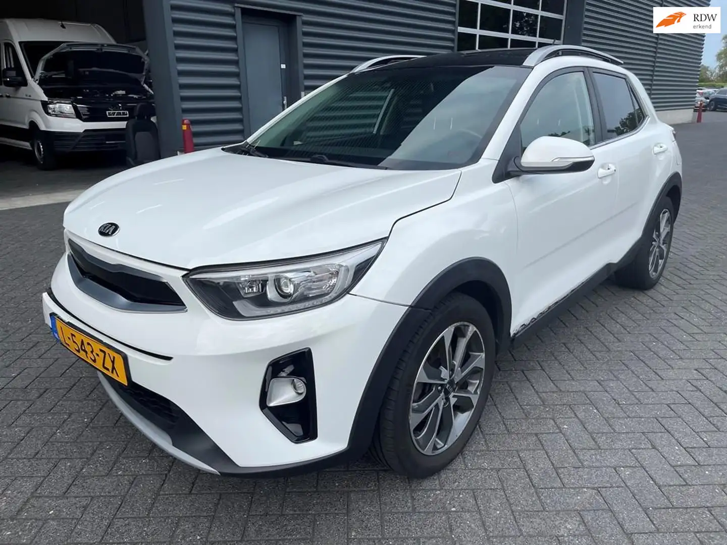 Kia Stonic 1.0 T-GDi ComfortPlusLine Navigator Weiß - 1