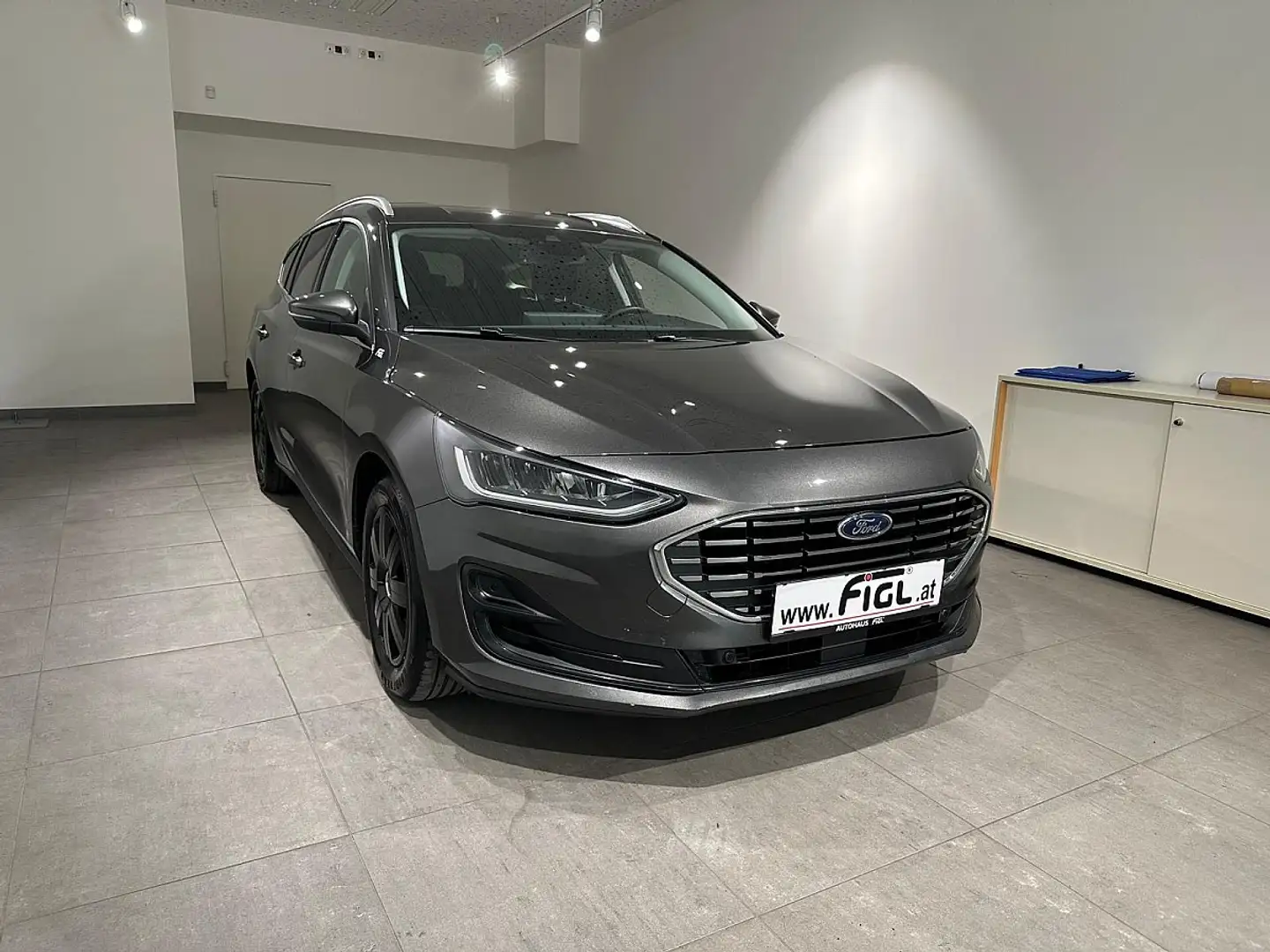 Ford Focus Turnier 1,0 EcoBoost Hybrid Titanium Design Aut. Grigio - 2