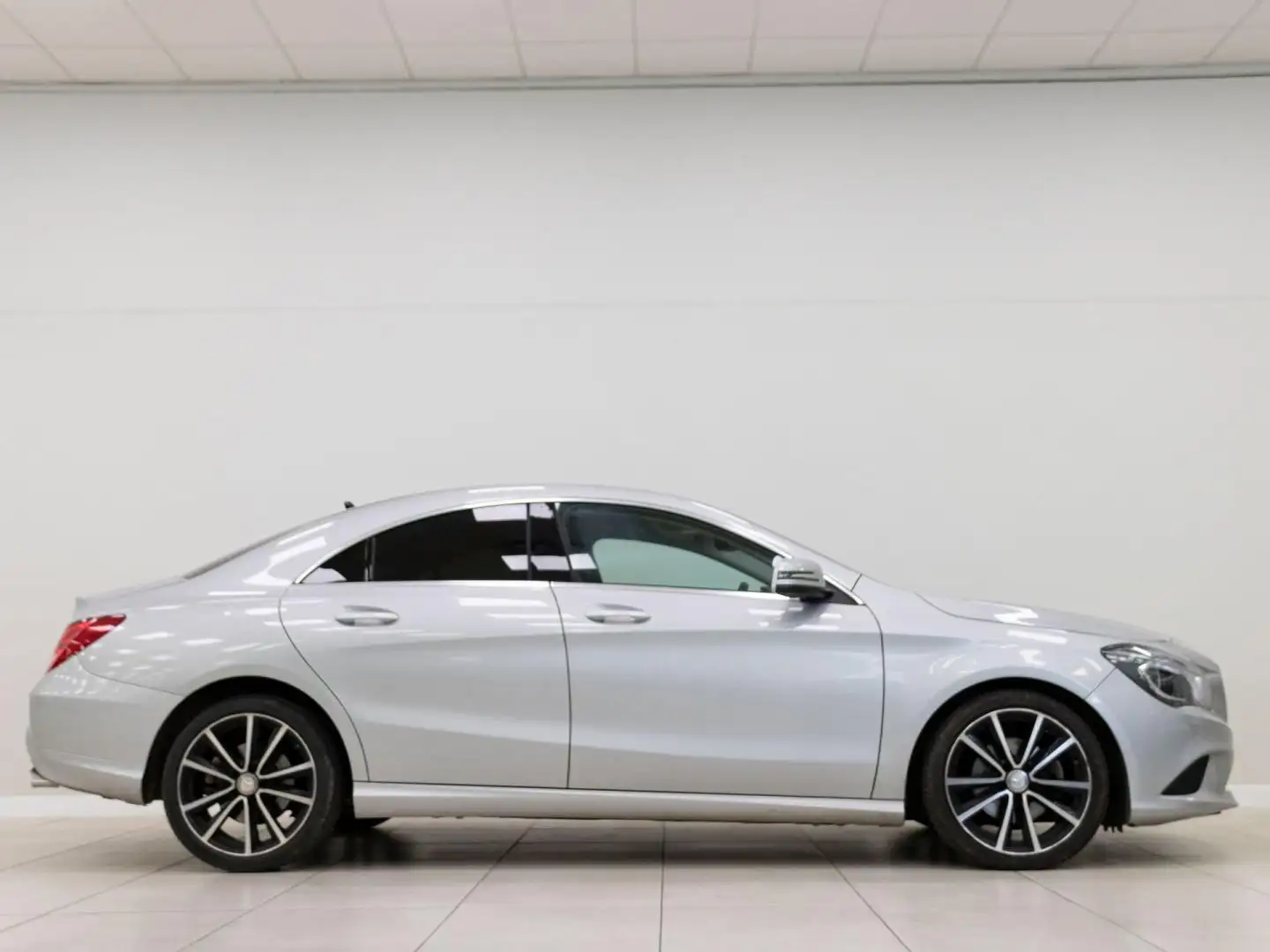 Mercedes-Benz CLA 200 d Plateado - 2