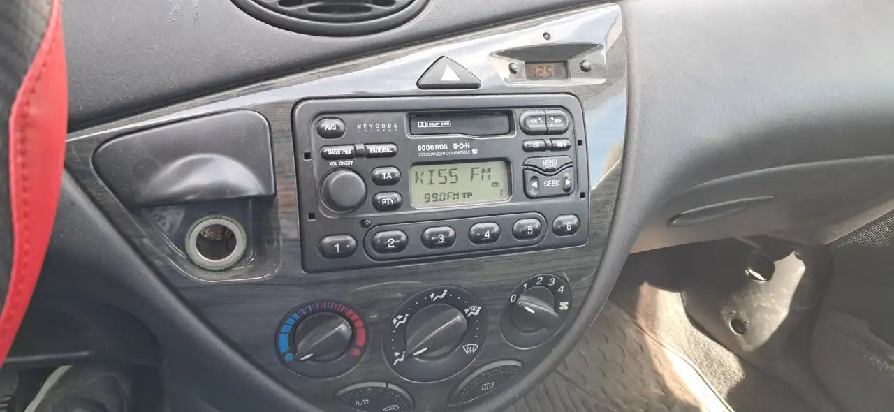 Ford Focus Sedán 1.6i 16v. Ghia Ghia, foto 2
