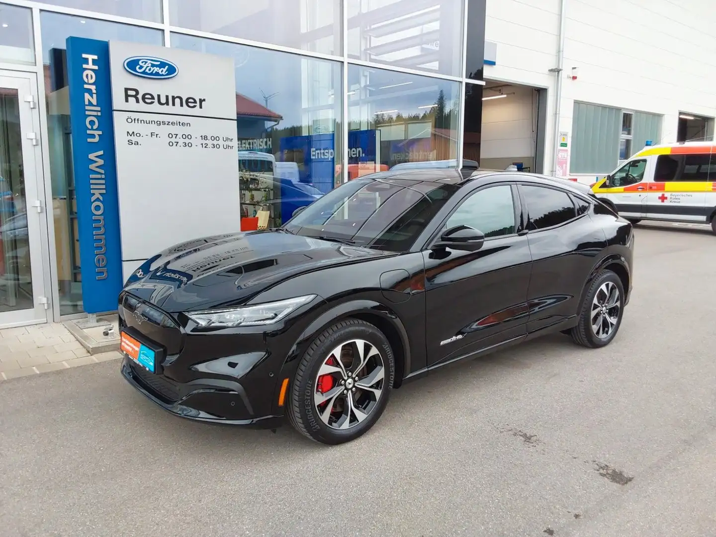 Ford Mustang Mach-E AWD Schwarz - 1