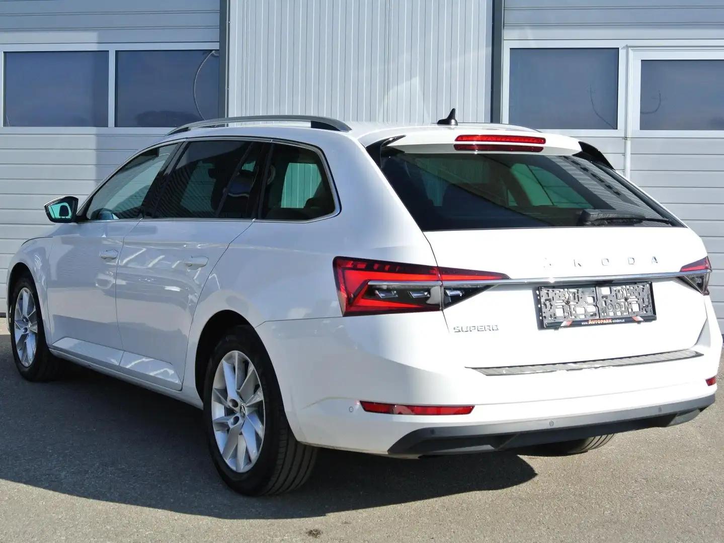 Skoda Superb Kombi 2.0 TDI DSG Style * LEDER * AHK * KAMERA Weiß - 2
