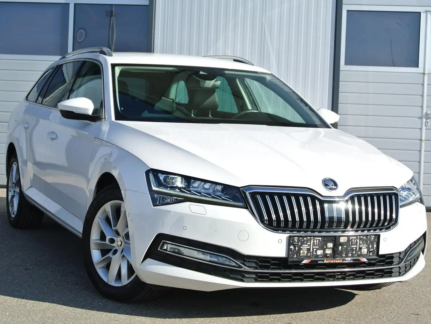 Skoda Superb Kombi 2.0 TDI DSG Style * LEDER * AHK * KAMERA Weiß - 1