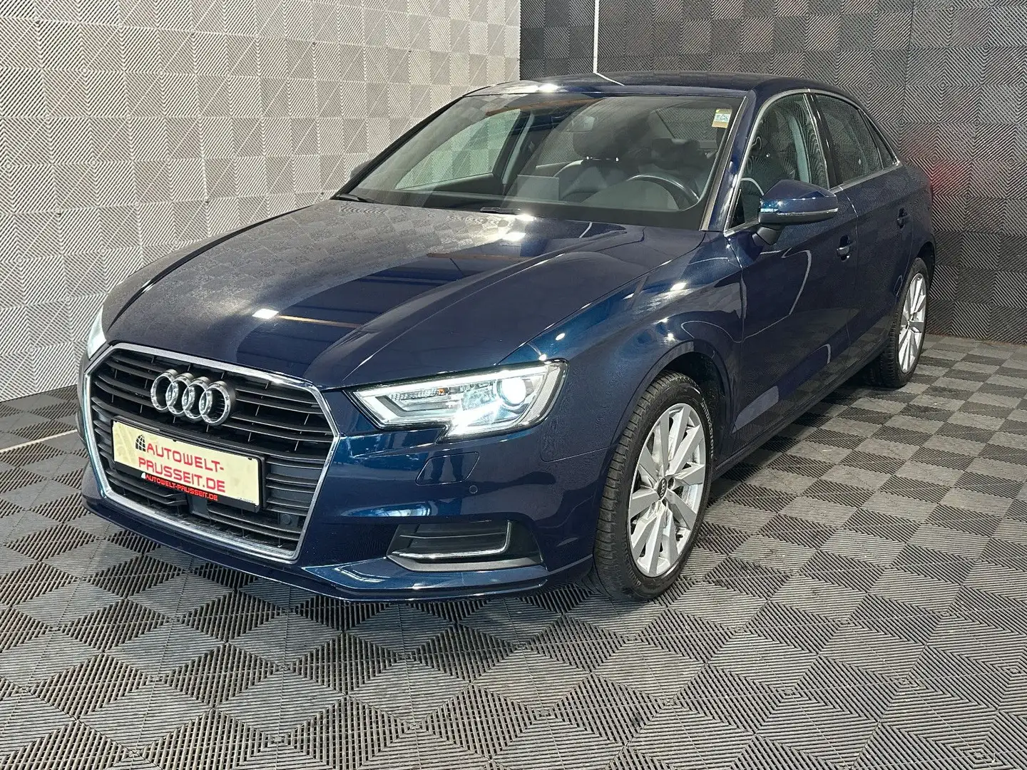Audi A3 30 Lim. TFSI*DESIGN*BiXENON-R.KAM-ACC-NAV-SHZ Blau - 2