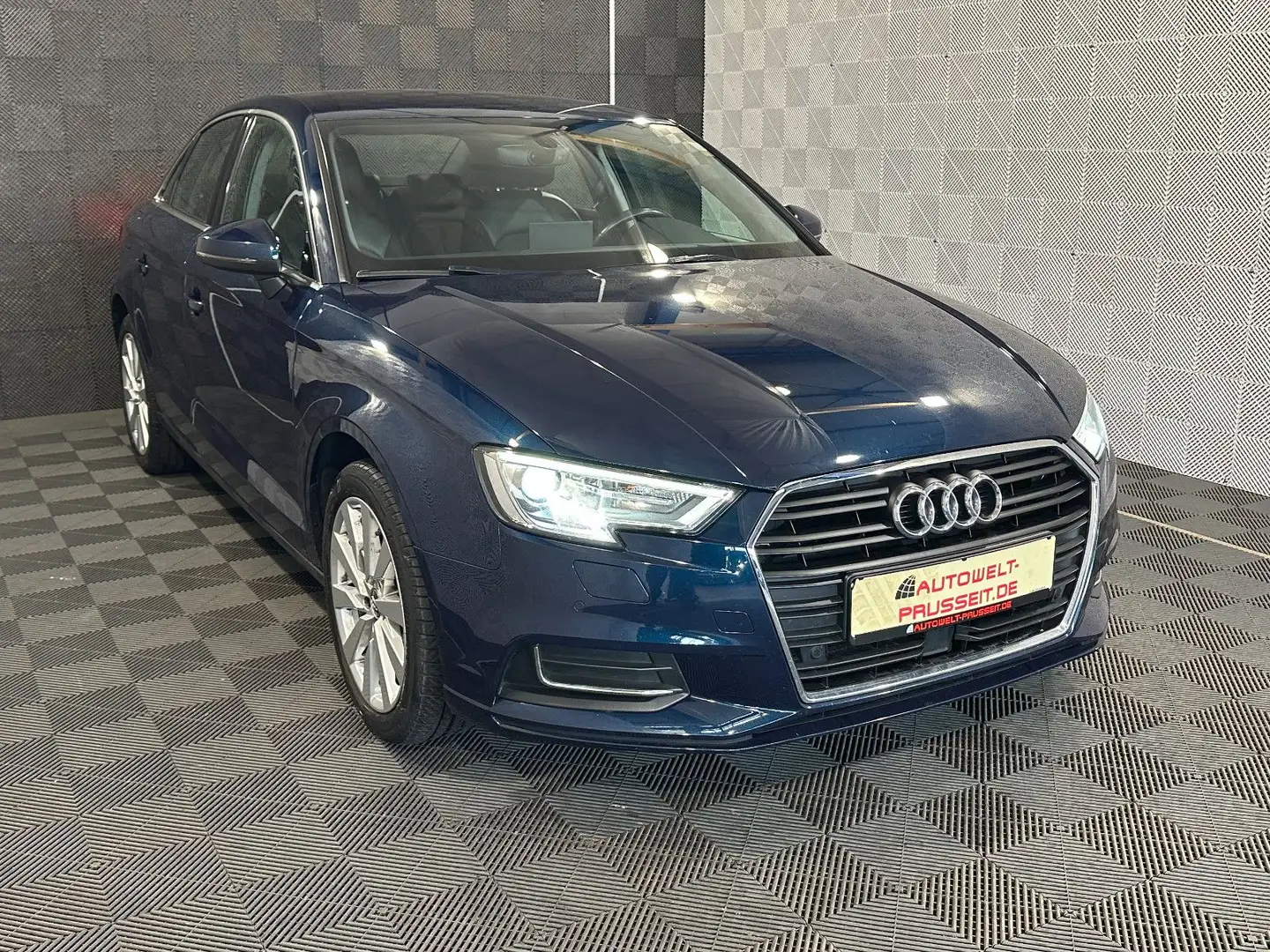 Audi A3 30 Lim. TFSI*DESIGN*BiXENON-R.KAM-ACC-NAV-SHZ Blau - 1