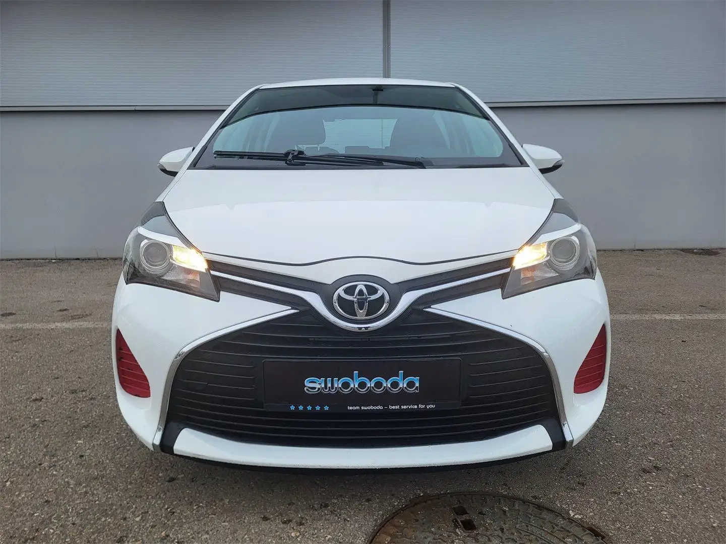 Toyota Yaris 1,0 VVT-i Active Weiß - 2