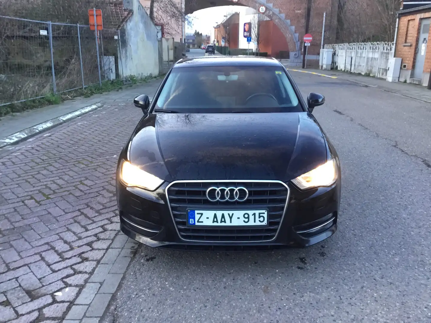 Audi A3 1.6 TDi Attraction Zwart - 1