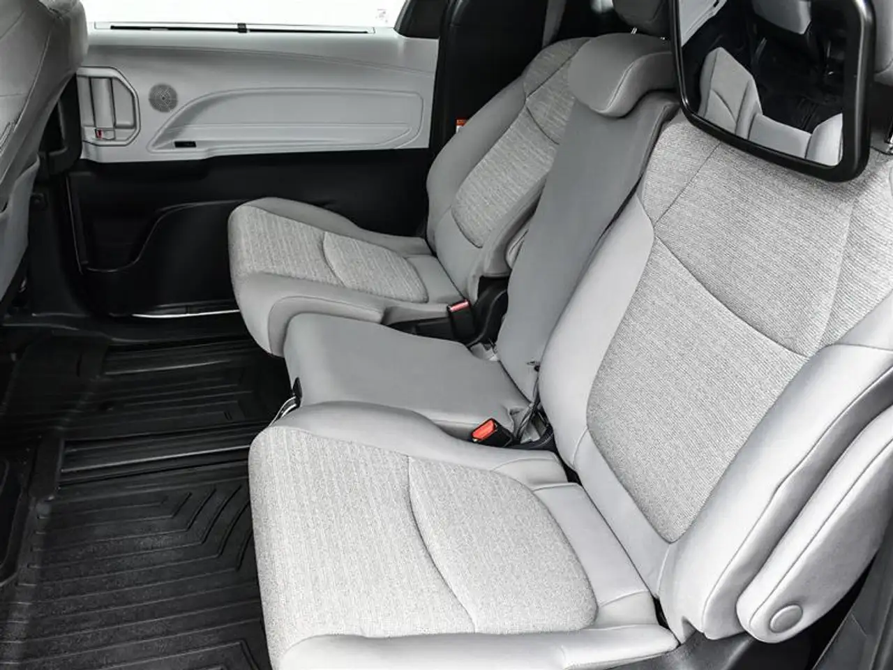 Toyota Sienna снимка Toyota Sienna