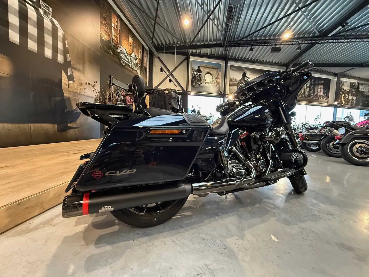Harley-Davidson Street Glide CVO Blau - 2