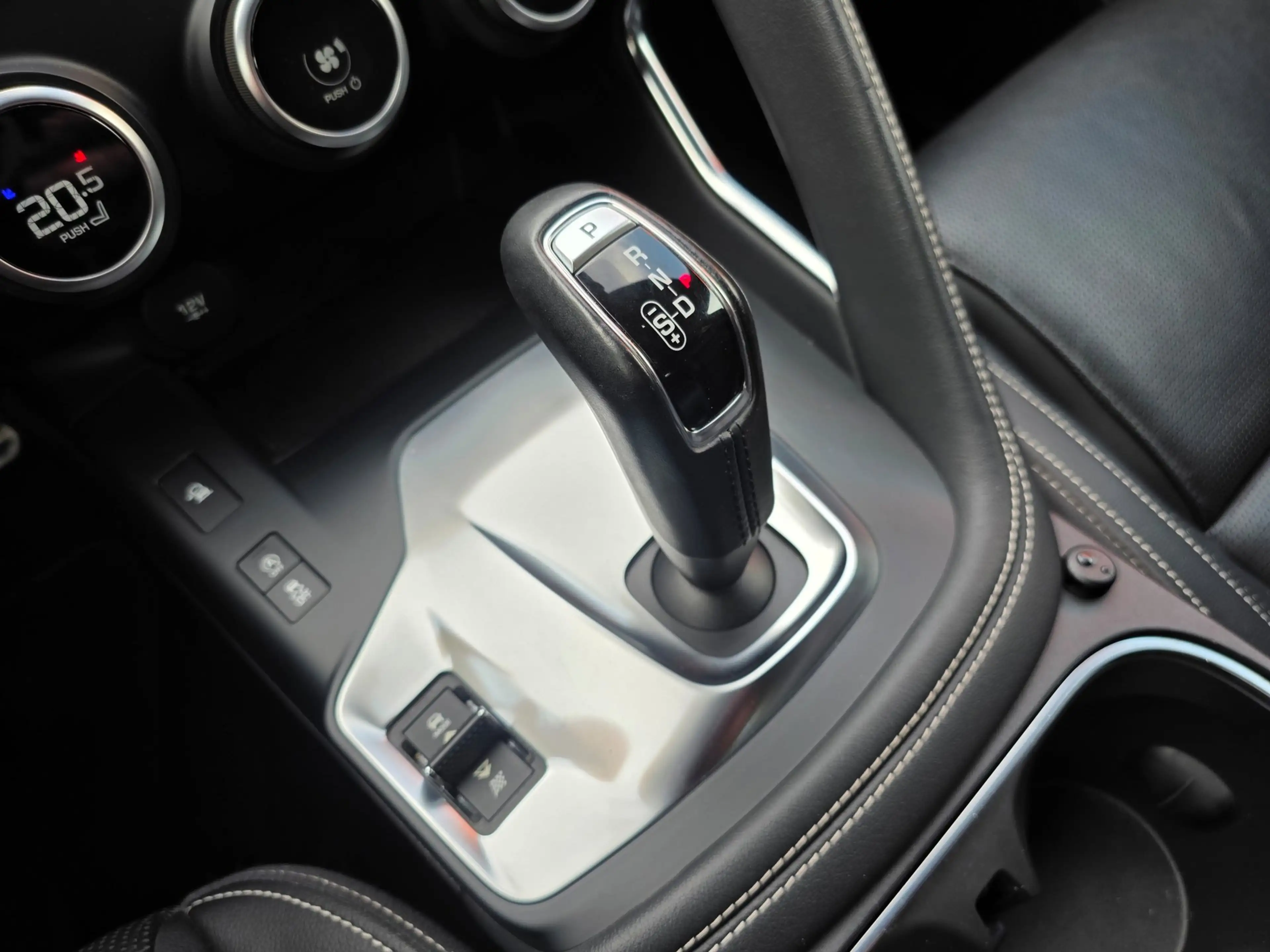 Jaguar E-Pace 2.0 P250 AWD R-Dynamic S Automaat BJ.2018 / Navi / — photo 18