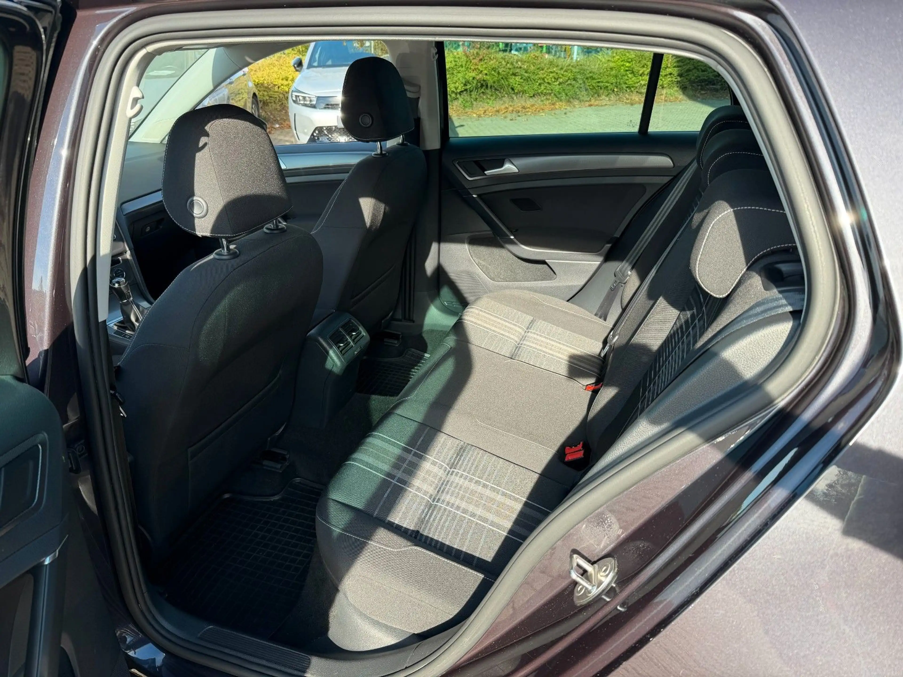 Volkswagen Golf VII Lim. Lounge BMT Bi-Xenon+Navi — photo 9