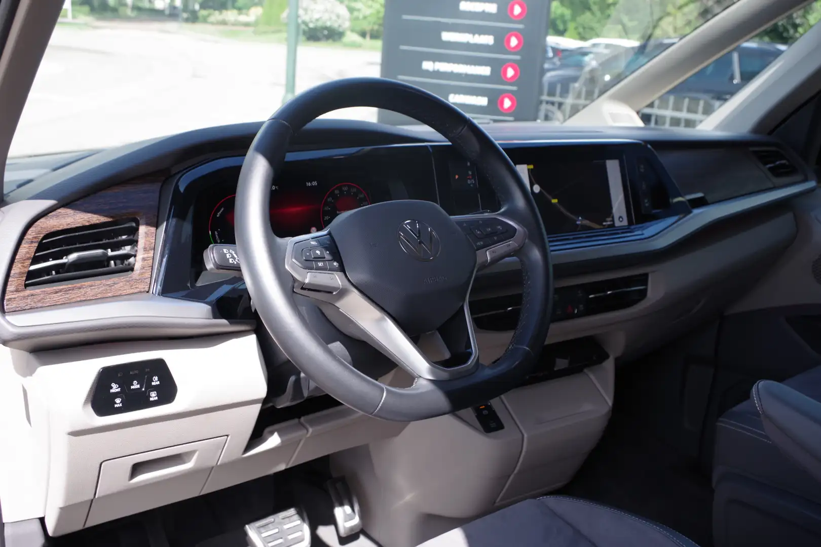 Volkswagen T7 Multivan 1.4 eHybrid L1H1 Style 7P 218 PK PHEV, Elek. Schui Zwart - 2