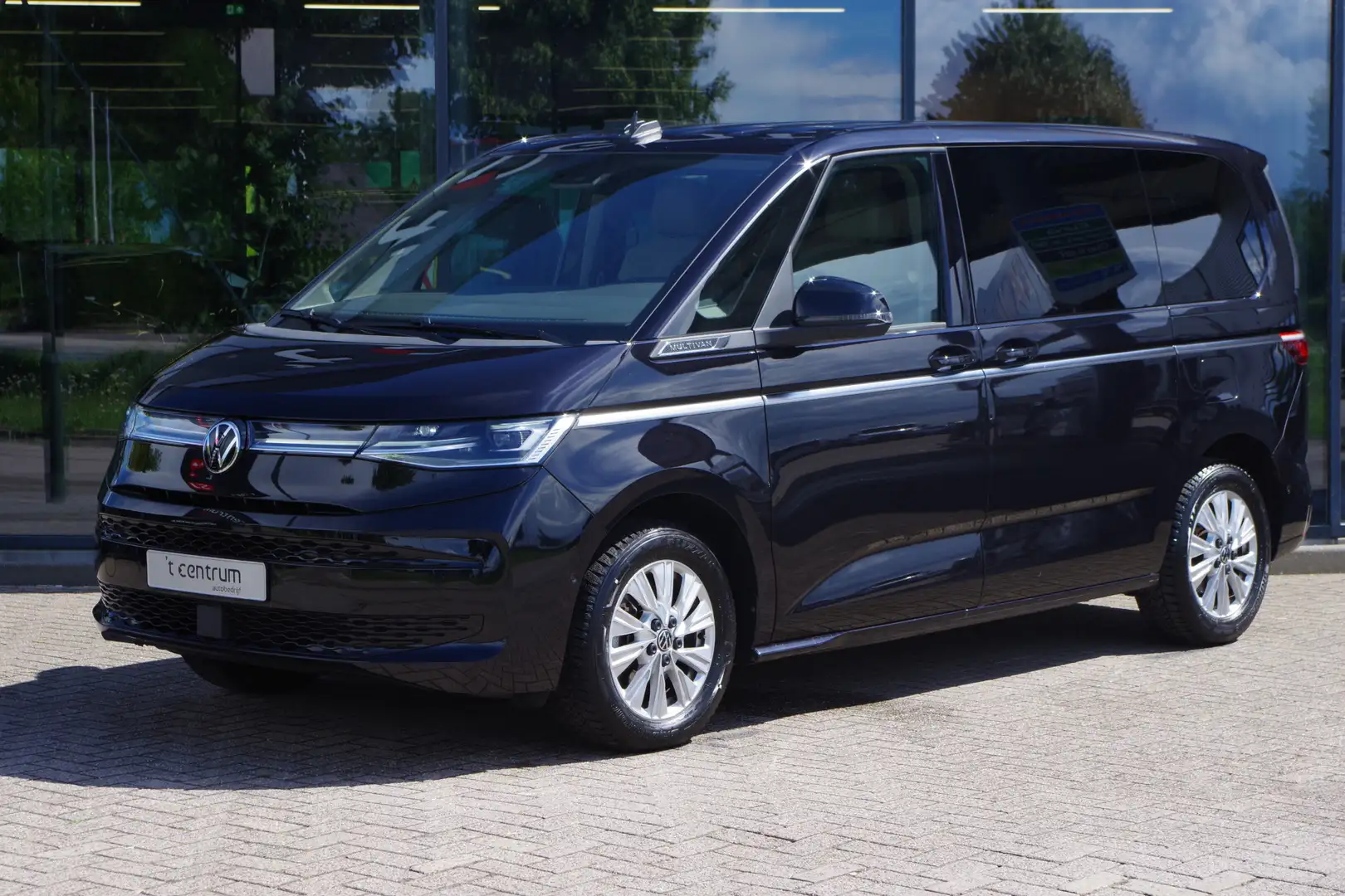 Volkswagen T7 Multivan 1.4 eHybrid L1H1 Style 7P 218 PK PHEV, Elek. Schui Zwart - 1