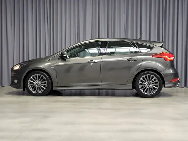 Ford Focus view 2