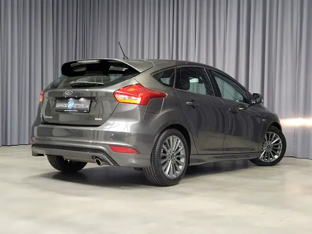Ford Focus view 3