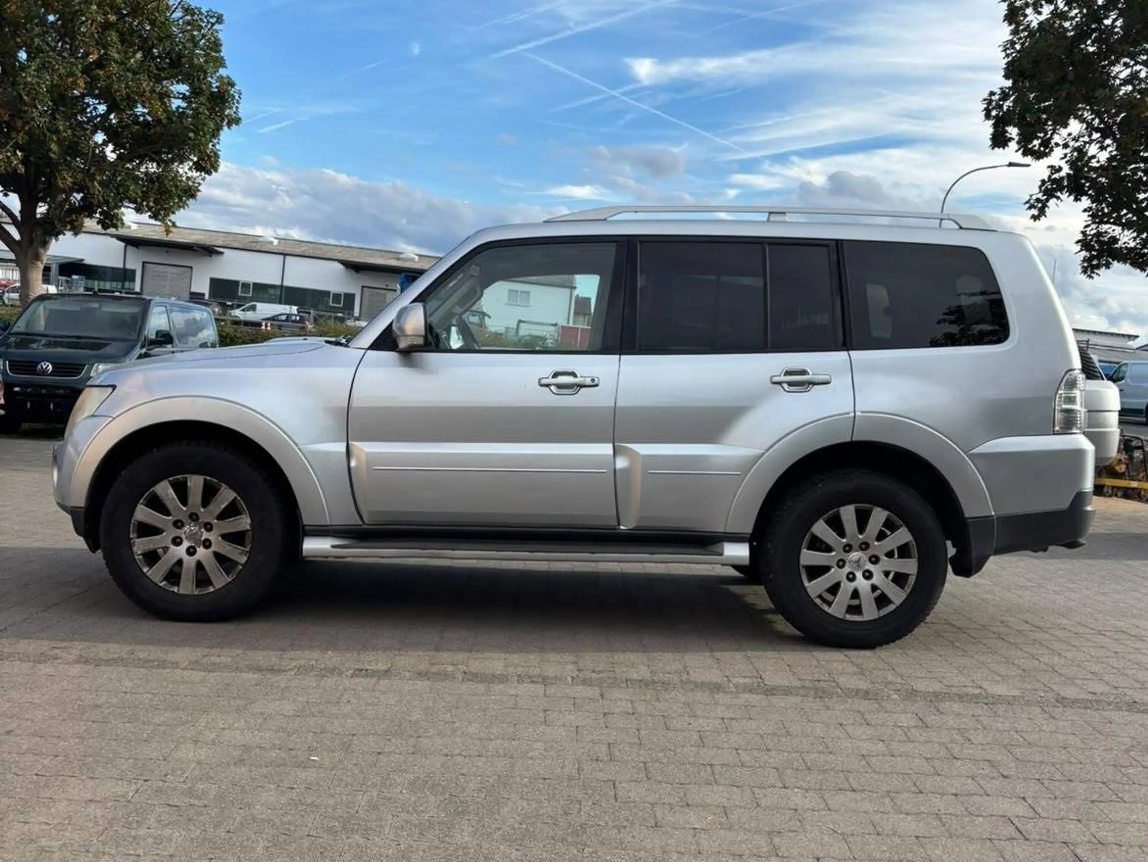 Mitsubishi Pajero 3.2 DI-D Edition 100 *7-Sitzer*ALLRAD*SCHIEBEDACH*AHK*ALU*ELEKTRISCHE-SITZE* — photo 4