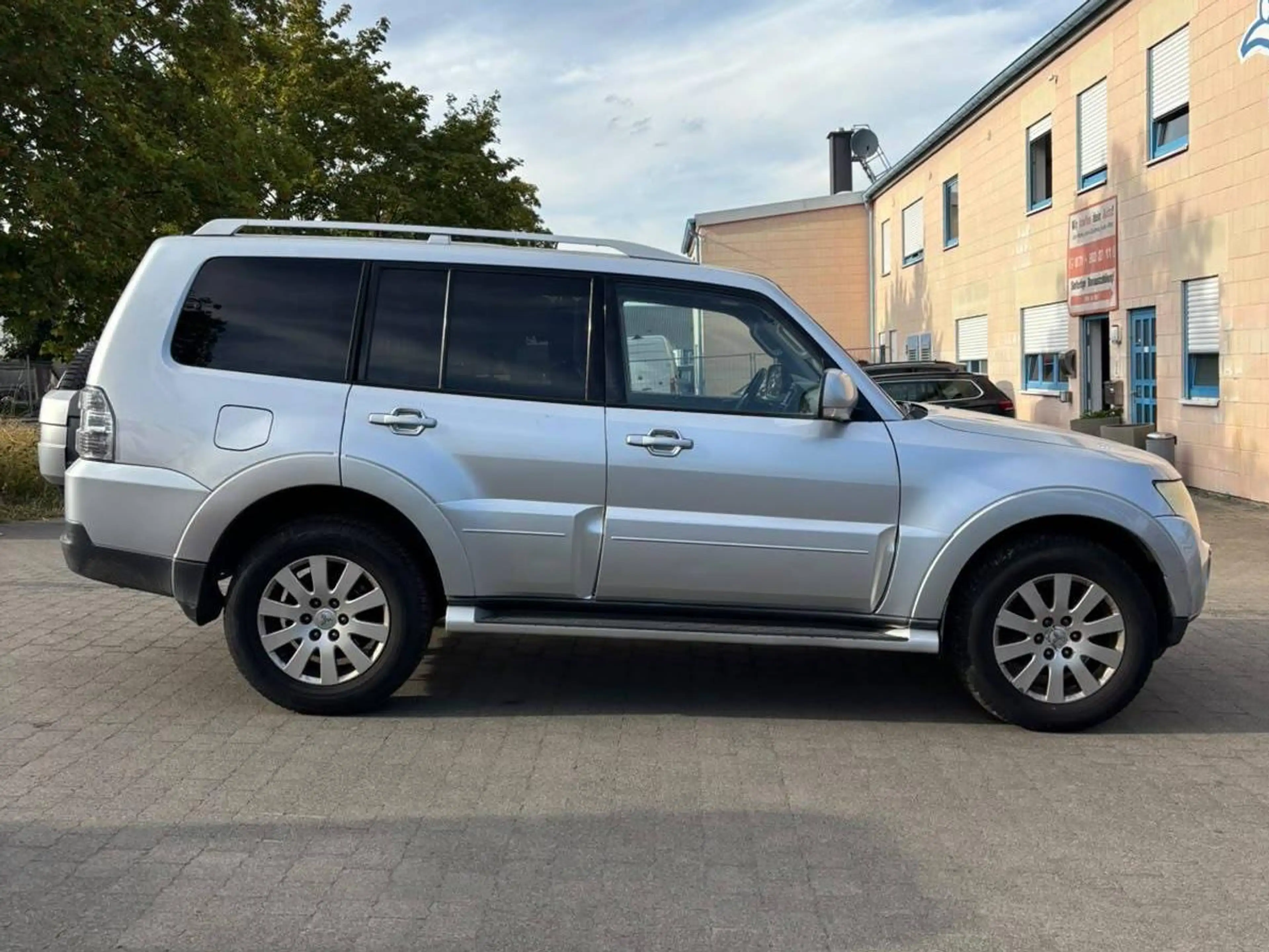 Mitsubishi Pajero 3.2 DI-D Edition 100 *7-Sitzer*ALLRAD*SCHIEBEDACH*AHK*ALU*ELEKTRISCHE-SITZE* — photo 7