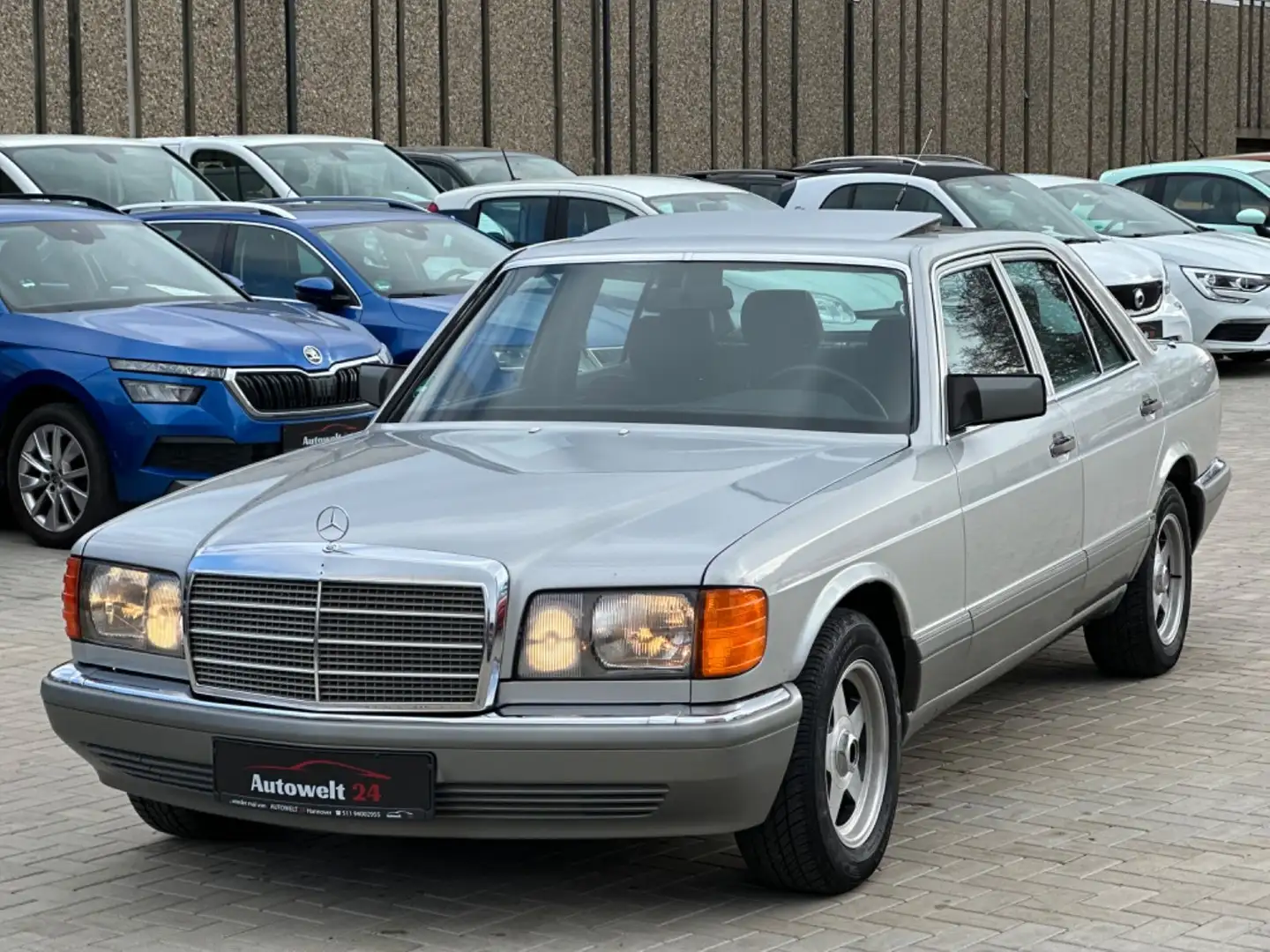 Mercedes-Benz 260 SE W126 Srebrny - 1