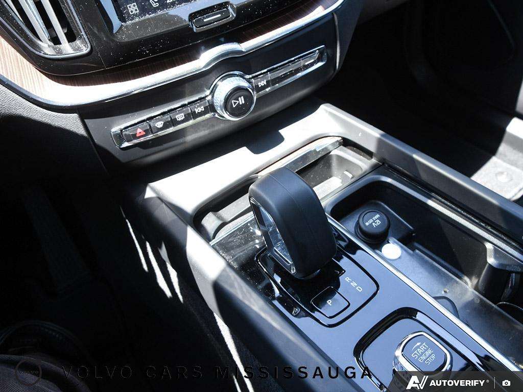 2024 Volvo XC60 Plus Dark Theme thumb 24