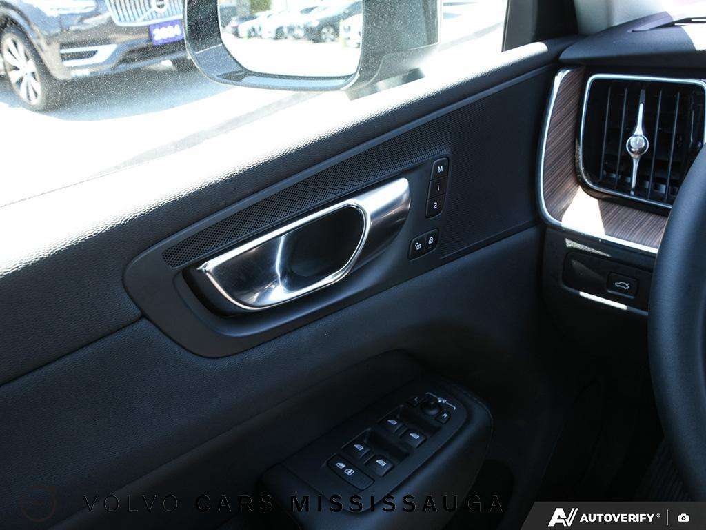 2024 Volvo XC60 Plus Dark Theme thumb 17