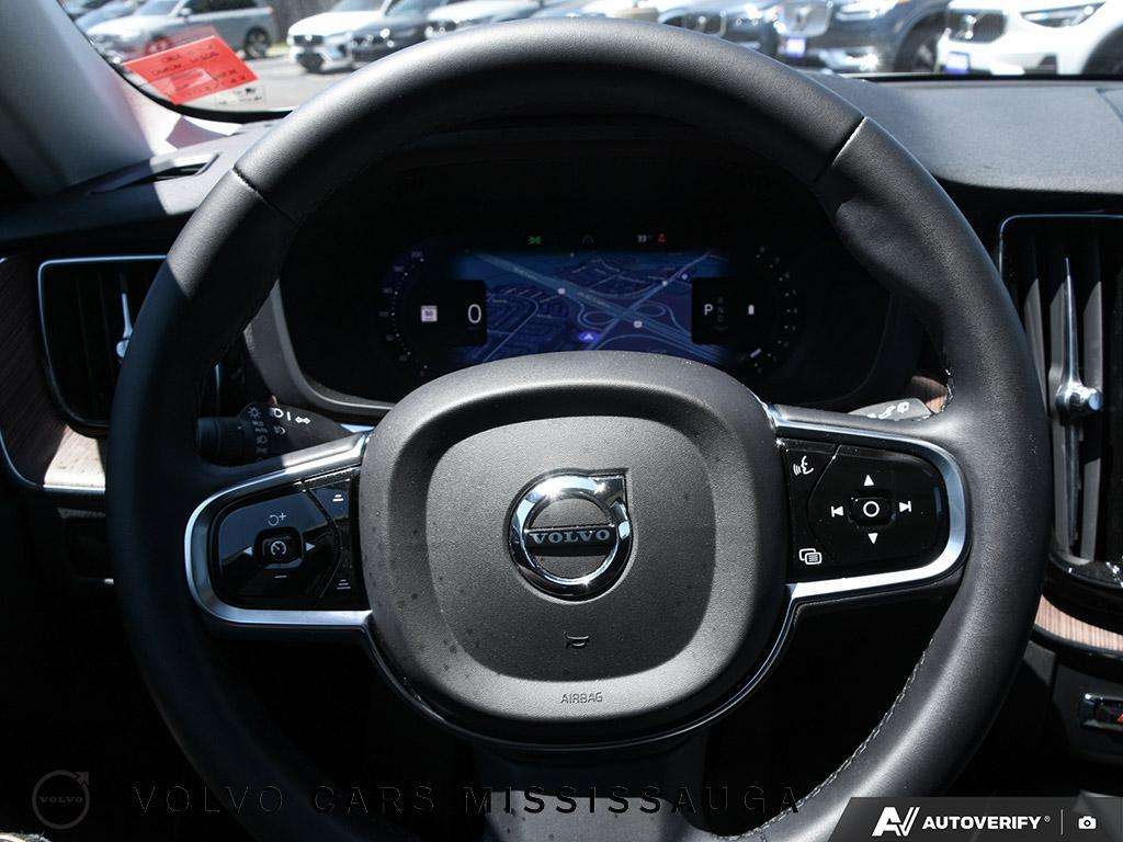 2024 Volvo XC60 Plus Dark Theme thumb 14