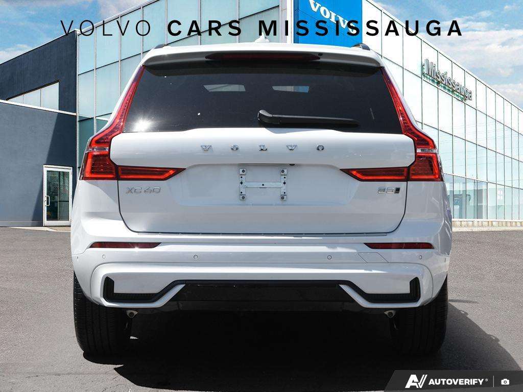 2024 Volvo XC60 Plus Dark Theme alt 5