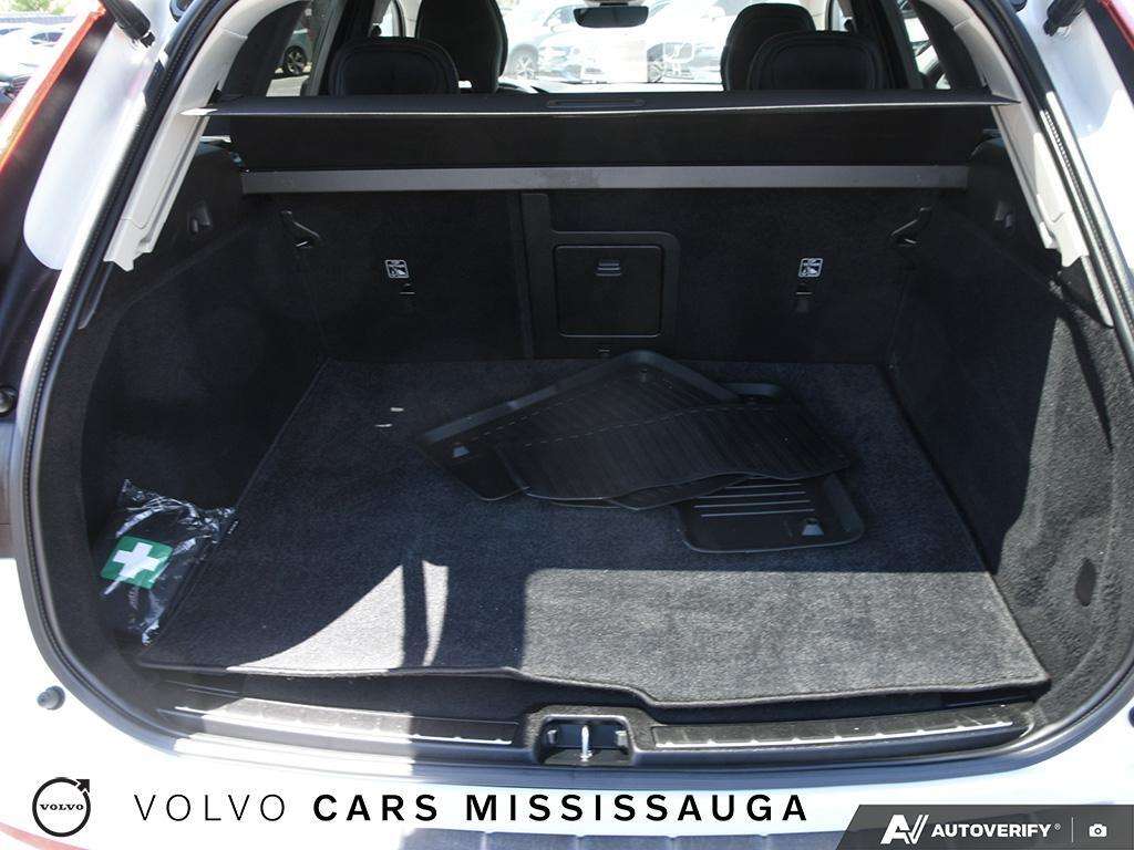 2024 Volvo XC60 Plus Dark Theme thumb 11