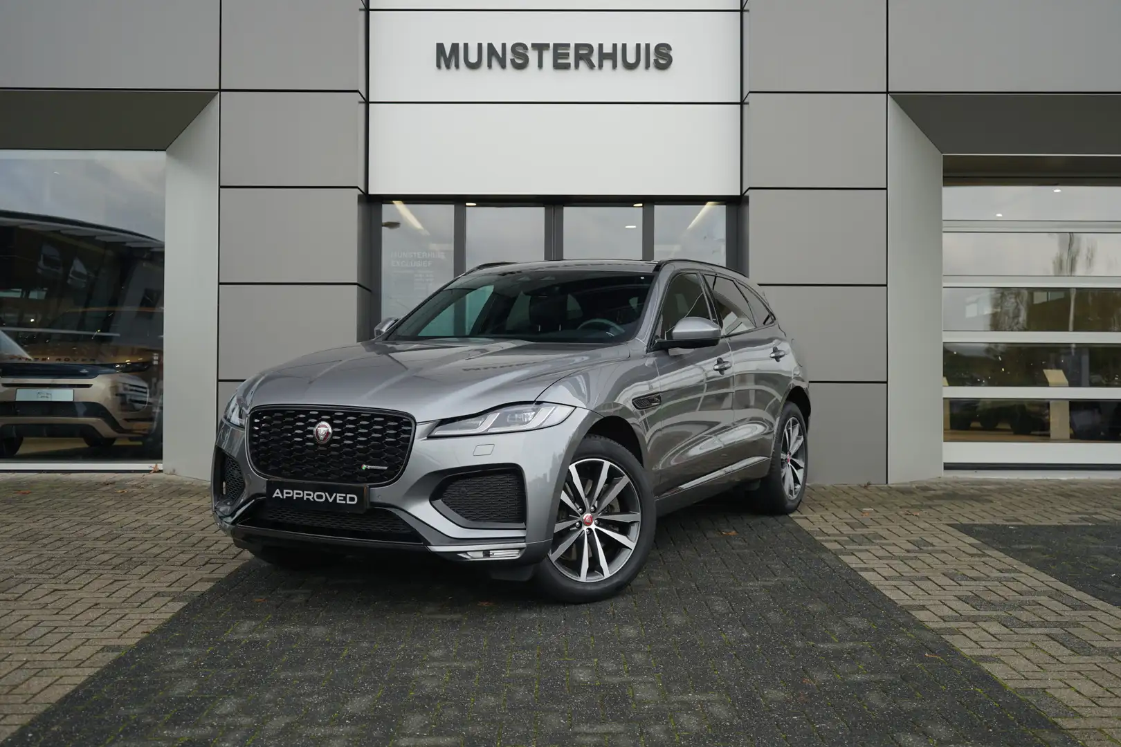 Jaguar F-Pace 2.0 P400e PHEV R-Dynamic SE | Voorstoelen verwarmd Gris - 1