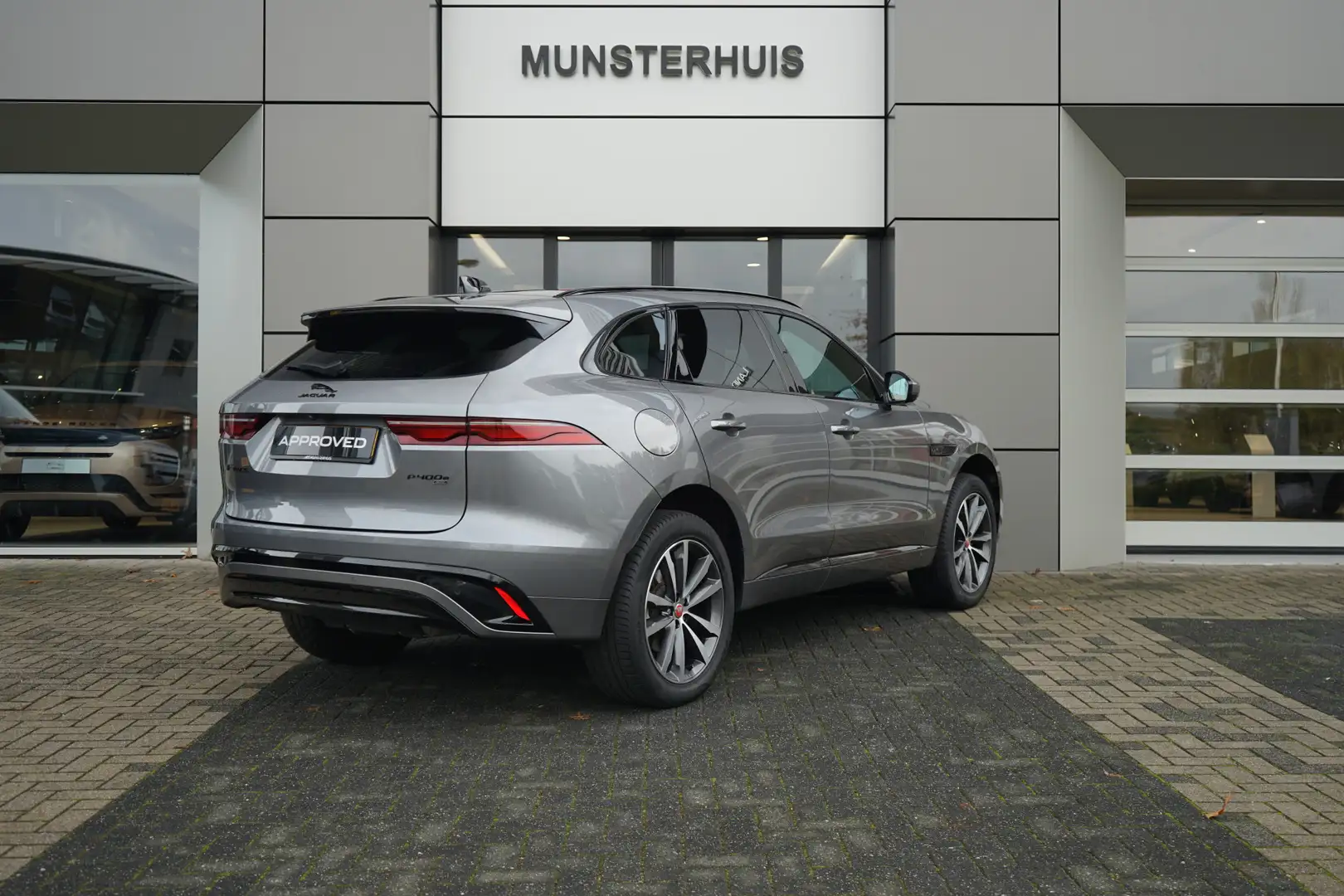 Jaguar F-Pace 2.0 P400e PHEV R-Dynamic SE | Voorstoelen verwarmd Gris - 2