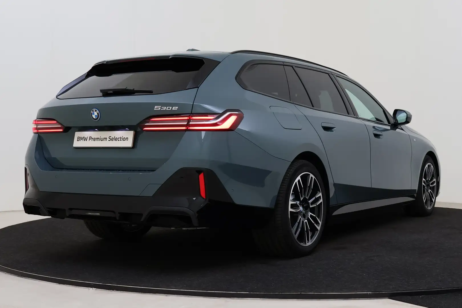 BMW 530 5 Serie Touring 530e M Sport Automaat / Panoramada Groen - 2