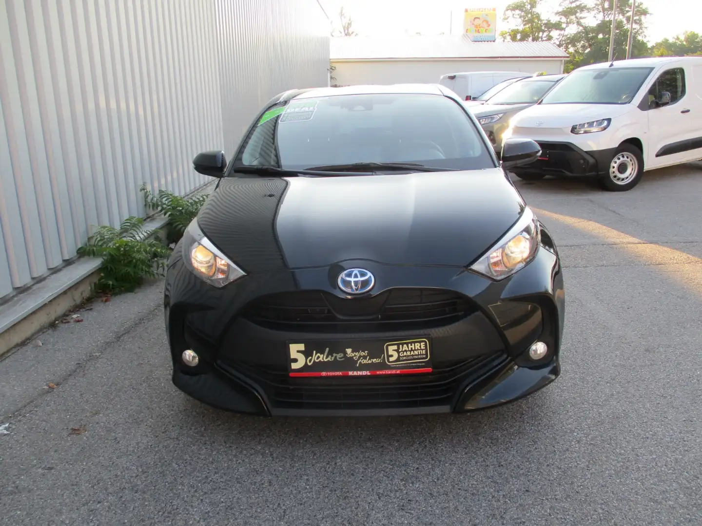 Toyota Yaris 1.5 VVT-i Hybrid Active Drive Noir - 2