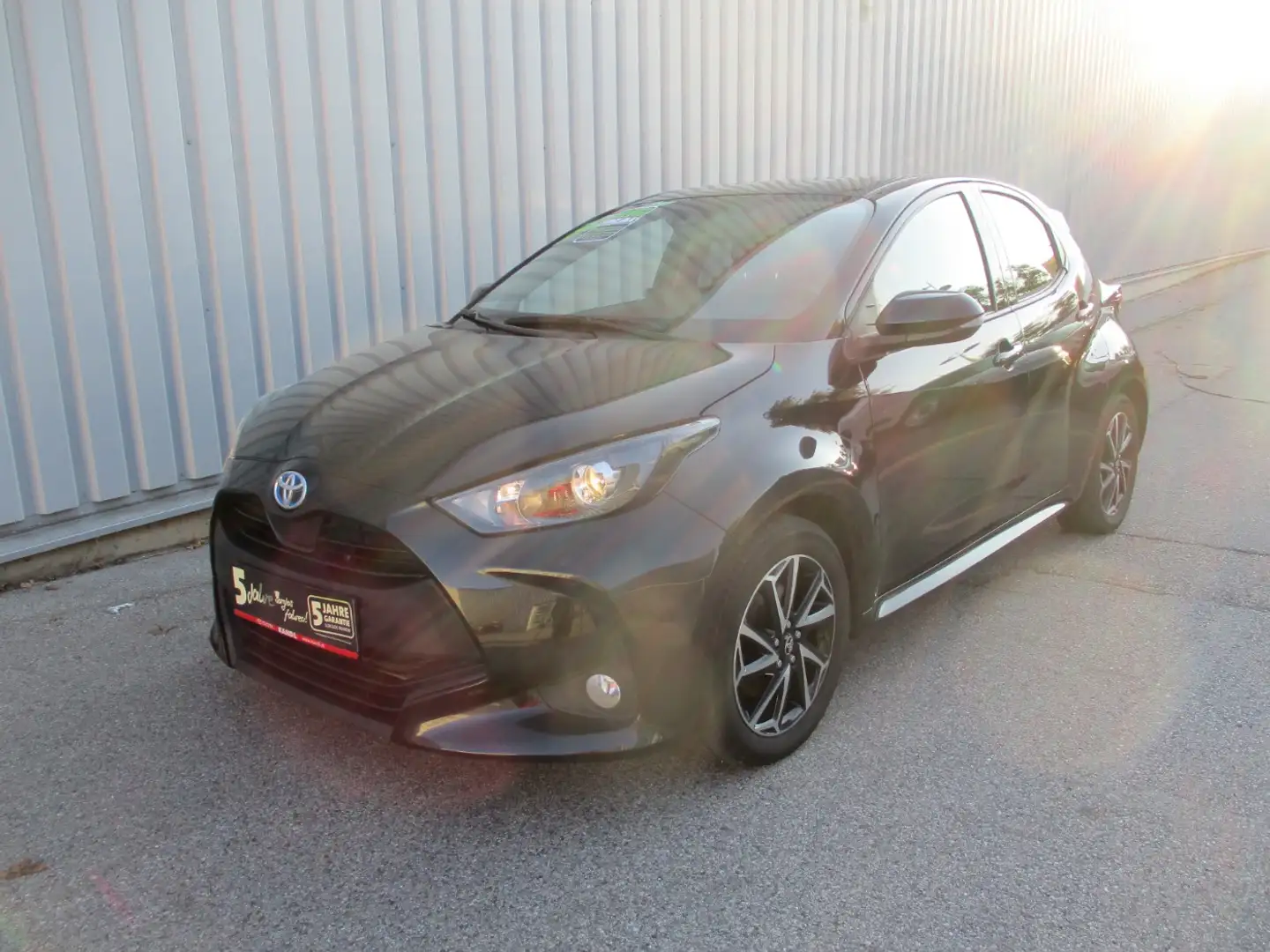 Toyota Yaris 1.5 VVT-i Hybrid Active Drive Noir - 1